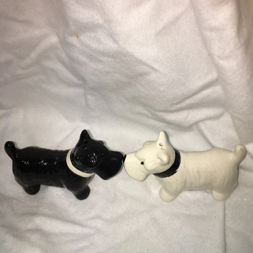 Kissing Westland Scottish Terrier Dog Magnetic Salt &‎ Pepper Shakers Read